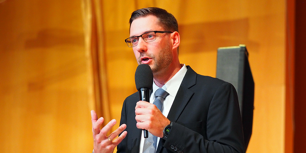TSC-Dozent Dr. Daniel Gleich bei einer Predigt